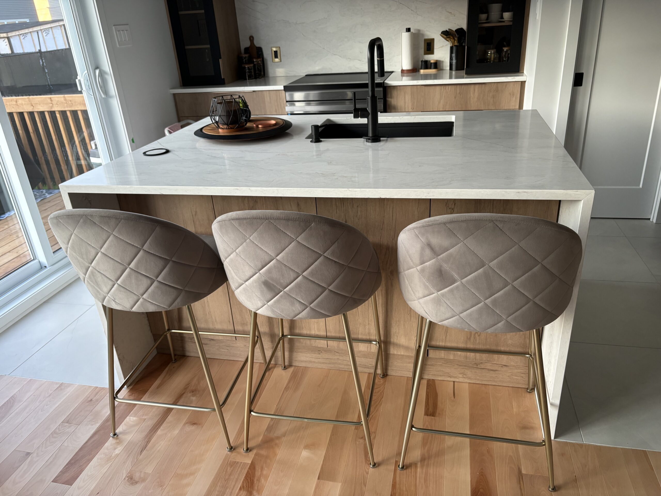 Ensemble de tabourets de cuisine modernes.
