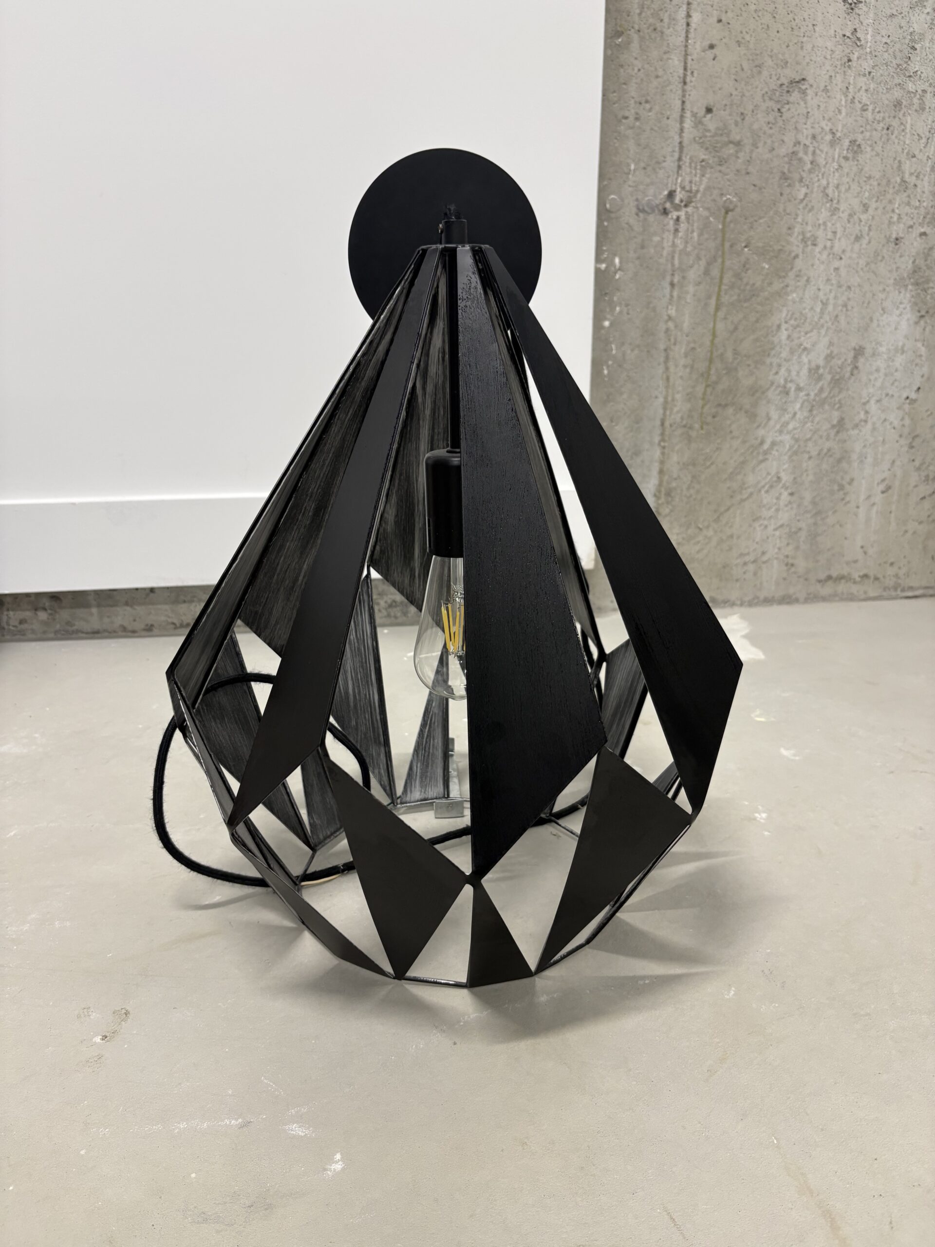 Lampe suspendue noire moderne